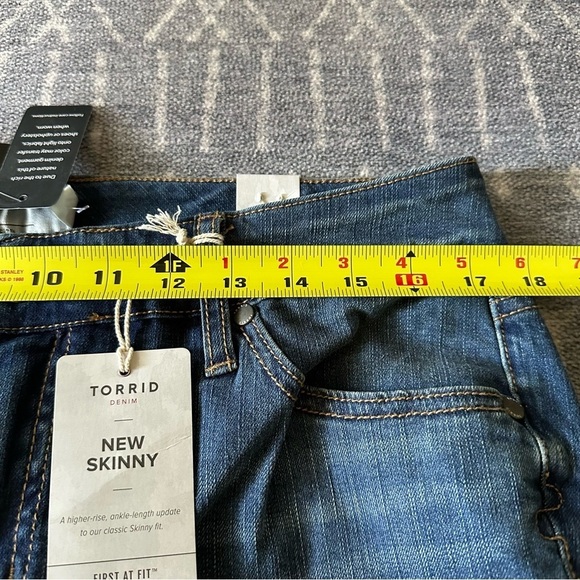 NWT Torrid New Skinny High Rise Jeans Cloverdale Wash 12R - Picture 4 of 7